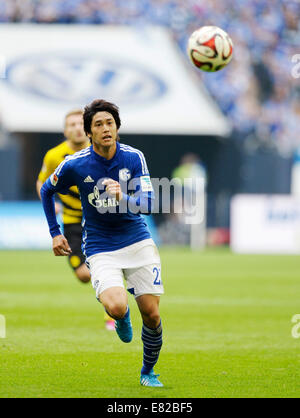 Veltins Arena, Gelsenkirchen, Allemagne. 27 Septembre, 2014. Schalke 04 (bleu) vs Borussia Dortmund (BVB, jaune) 2:1 --- Atsuto Uchida (S04) : crédit kolvenbach/Alamy Live News Banque D'Images