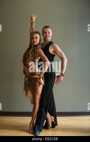 Un homme et une femme dansant ensemble dans un studio de danse. Banque D'Images