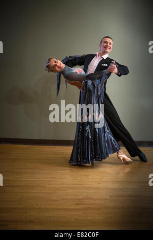 Un homme et une femme dansant ensemble dans un studio de danse. Banque D'Images