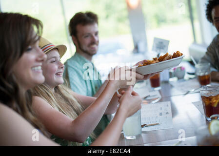 Un groupe d'amis à manger un dîner. Banque D'Images