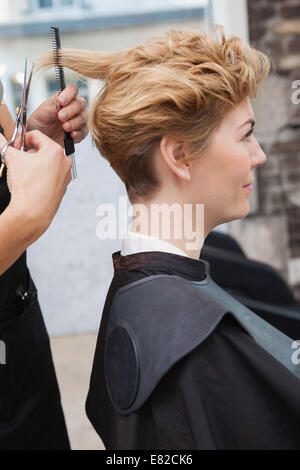 Une coupe de cheveux coiffeur clients Banque D'Images