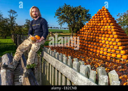 M. Pipka, un fermier heureux après avoir récolté des citrouilles de la région de Vysočina. Bohême de l'est, République tchèque Banque D'Images