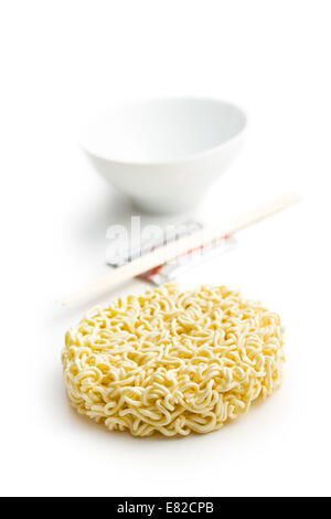 Les nouilles instantanées sur fond blanc Banque D'Images