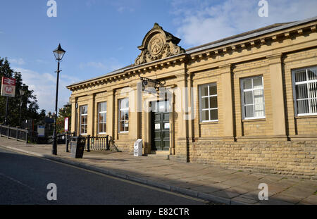 La gare dans la ville modèle Saltaire en Shipley près de Bradford, Yorkshire Banque D'Images