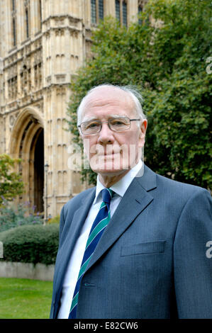 Sir Menzies Campbell (Ming) (Lib Dem) sur College Green à l'extérieur du Parlement, Westminster Banque D'Images