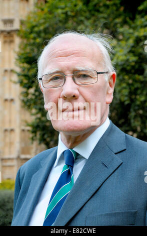 Sir Menzies Campbell (Ming) (Lib Dem) sur College Green à l'extérieur du Parlement, Westminster Banque D'Images