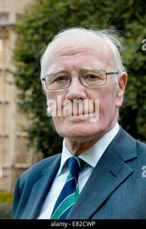 Sir Menzies Campbell (Ming) (Lib Dem) sur College Green à l'extérieur du Parlement, Westminster Banque D'Images