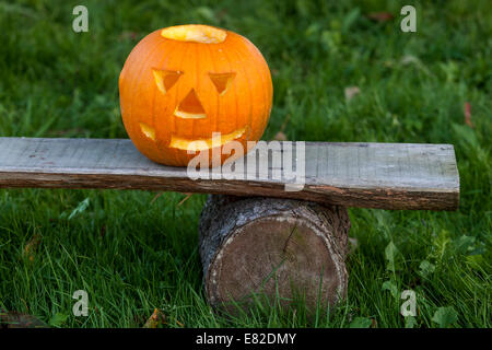 Citrouille creuse, squash sur un banc en bois, siège Banque D'Images