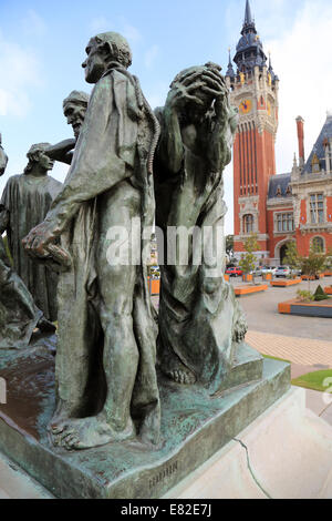 Les Bourgeois de Calais et l'hôtel de ville (Mairie) en boulevard Jacquard, Calais, Pas de Calais, France Banque D'Images