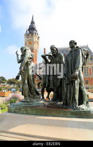 Les Bourgeois de Calais et l'hôtel de ville (Mairie) en boulevard Jacquard, Calais, Pas de Calais, France Banque D'Images