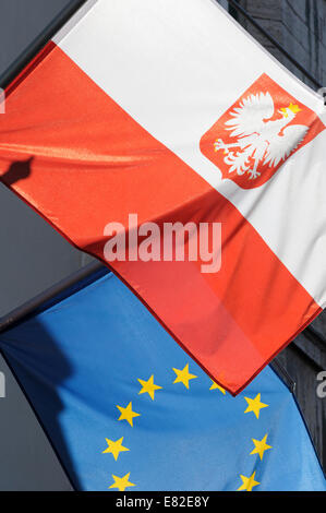 L'Estonie, Tallinn. Les drapeaux de l'Union Polonaise et Européenne se chevauchent comme ils volent à partir de mâts sur une boutique à Tallinn. Banque D'Images