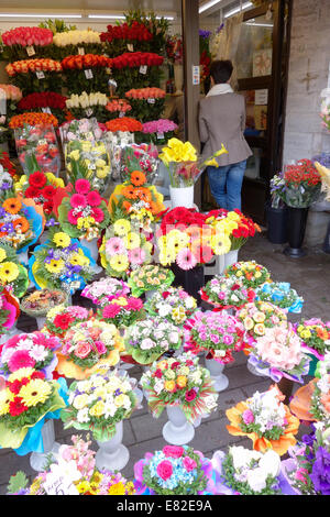 L'Estonie, Tallinn. Vases de fleurs à vendre dans le marché aux fleurs, la rue Viru, Vieille Ville, , Banque D'Images