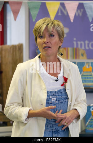 Dame Emma Thompson DBE un auteur anglais britannique, star de film, acteur, scénariste, activiste, Auteur et comédien, ouvre une section magique pour enfants, un espace sur le thème de Peter Rabbit, dans la bibliothèque Orton Manchester. Dévoilement d'une plaque à la veille de la publication de sa toute nouvelle aventure de Peter Rabbit, la spectaculaire Tale de Peter Rabbit. La section magique pour les enfants a été créée et offerte par l’éditeur du livre, Frederick Warne, qui a travaillé avec l’organisme de bienfaisance Booktrust pour la lecture avec une classe de trente enfants d’écoles locales. Banque D'Images