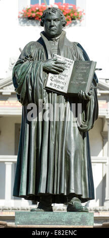 Le mémorial de réformateur Martin Luther (1483-1546) sur la place du marché de Lutherstadt Wittenberg, Allemagne, 29 septembre 2014. Photo : Peter Endig/ZB Banque D'Images