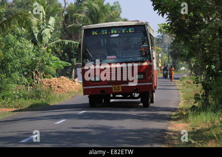 Stock photo Inde, Kerala, Alappuzha, (Alleppey), transport, rapide KSRTC, bus public en mouvement Banque D'Images