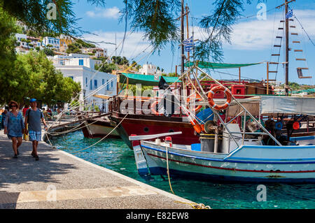 Le port d'Agia Marina. Banque D'Images