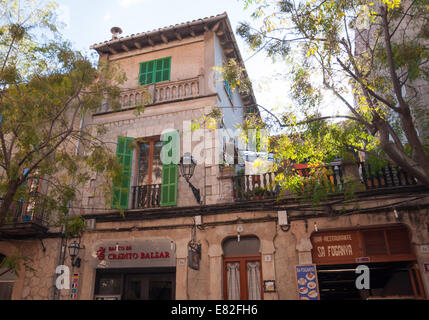 Vue sur la rue avec des bâtiments typiques, séchage de blanchisserie, Banque mondiale et une boulangerie à Valldemossa, Majorque, Iles Baléares, Espagne. Banque D'Images