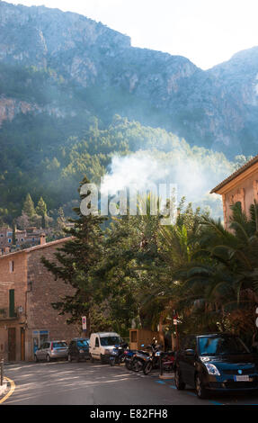 La combustion du bois en Deia et rue tranquille en novembre. Deia, Mallorca, Iles Baléares, Espagne. Banque D'Images