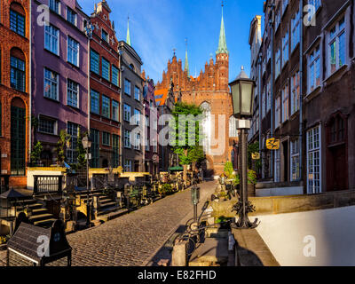 Mary's Street avec la basilique à Gdansk, Pologne. Banque D'Images