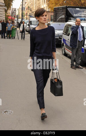 Un showgoer chic arrivant à la Dries Van Noten Printemps/Été 2015 défilé à Paris, France - 24 Sept 2014 - Photo : Céline Gaille Manhattan/Piste/photo alliance Banque D'Images