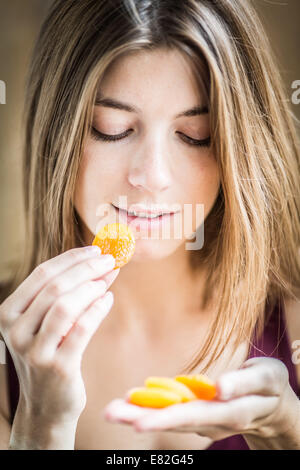 Woman eating dry abricot. Banque D'Images