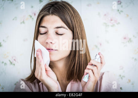 Woman smelling huile essentielle. Banque D'Images