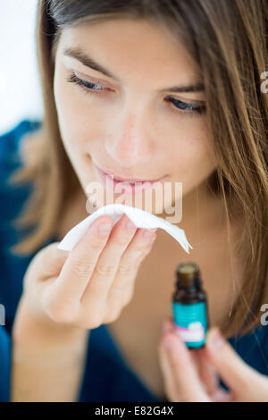 Woman smelling huile essentielle. Banque D'Images
