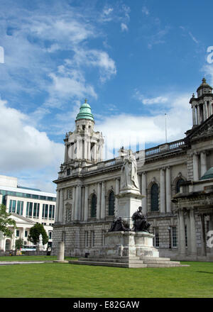 ULSTER, Belfast, l'HÔTEL DE VILLE ; DONEGALL SQUARE ; MONUMENT DE LA REINE VICTORIA Banque D'Images