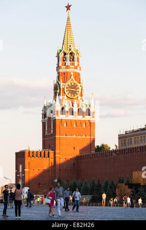 La Russie, Moscou, la Place Rouge avec la tour Spasskaya et Kremlin wall Banque D'Images