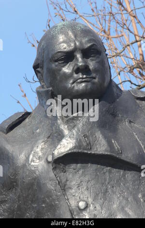 Près de la statue de Sir Winston Churchill, Parliament Square Westminster London United Kingdom Banque D'Images