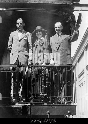 Le président Calvin Coolidge, avec son épouse et son fils, à l'arrière de la gare ferroviaire. Entre 1922 et 1929 Banque D'Images