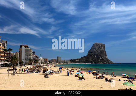 Promenade et vue sur la plage, avec Penon de Ifach Rock, ville de Calpe, Mer Méditerranée, Costa Blanca, Espagne, Europe. Banque D'Images