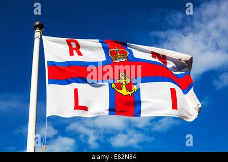 Drapeau de la RNLI Royal National Lifeboat Institution emblème insigne Cornwall Cornish west country dramatique typique Banque D'Images