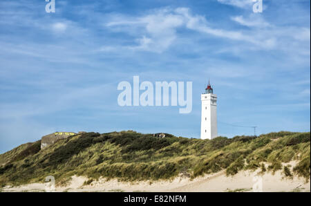 Phare dans la tempête à Blaavand Danish côte de la mer du Nord Banque D'Images