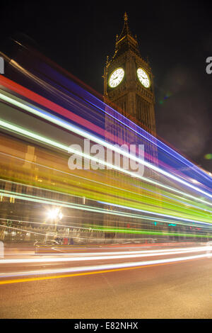 Nuit vue sur Big Ben et de piste d'un bus en face. Banque D'Images