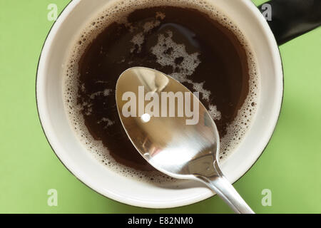 Non-artificielle édulcorants Sucre granulé naturel ou polyols édulcorant sucre saccharose pour une tasse de thé ou un verre de café Banque D'Images