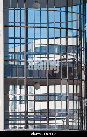 Treillis de windows sur le De La Warr Pavilion Banque D'Images