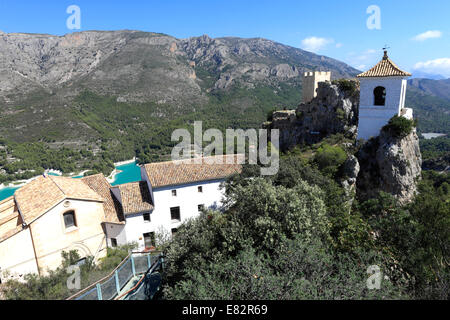 Le clocher de l'Castillo de San José, Guadalest, village medival Sierrade montagnes Aitana, Costa Blanca, Espagne, Europe Banque D'Images