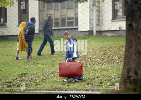 Burbach, Allemagne. Sep 29, 2014. Un réfugié marche à travers les jardins de l'ancien Siegerland barracks à Burbach, Allemagne, 29 septembre 2014. Des attaques violentes des réfugiés par des employés d'une compagnie de sécurité privée auraient eu lieu à un accueil des réfugiés dans la région de Burbach. Caserne Siegerland est actuellement utilisé comme hébergement d'urgence pour les demandeurs d'asile et réfugiés. Photo : INA FASSBENDER/DPA/Alamy Live News Banque D'Images