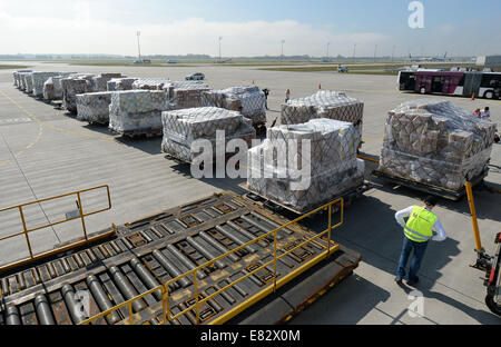 Munich, Allemagne. Sep 29, 2014. Fournitures de secours pour les régions frappées par le virus Ebola au Libéria sont chargés à bord d'un avion à l'aéroport de Munich, Allemagne, 29 septembre 2014. L'avion va prendre 35 tonnes de médicaments et de vêtements protecteurs de Munich à Monrovia. L'organisation des secours Humedica acheté des fournitures, et reçu quelques que des dons. Dpa : Crédit photo alliance/Alamy Live News Banque D'Images