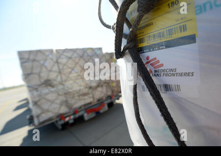 Munich, Allemagne. Sep 29, 2014. Fournitures de secours pour les régions frappées par le virus Ebola au Libéria sont chargés à bord d'un avion à l'aéroport de Munich, Allemagne, 29 septembre 2014. L'avion va prendre 35 tonnes de médicaments et de vêtements protecteurs de Munich à Monrovia. L'organisation des secours Humedica acheté des fournitures, et reçu quelques que des dons. Dpa : Crédit photo alliance/Alamy Live News Banque D'Images