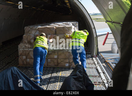 Munich, Allemagne. Sep 29, 2014. Fournitures de secours pour les régions frappées par le virus Ebola au Libéria sont chargés à bord d'un avion à l'aéroport de Munich, Allemagne, 29 septembre 2014. L'avion va prendre 35 tonnes de médicaments et de vêtements protecteurs de Munich à Monrovia. L'organisation des secours Humedica acheté des fournitures, et reçu quelques que des dons. Dpa : Crédit photo alliance/Alamy Live News Banque D'Images