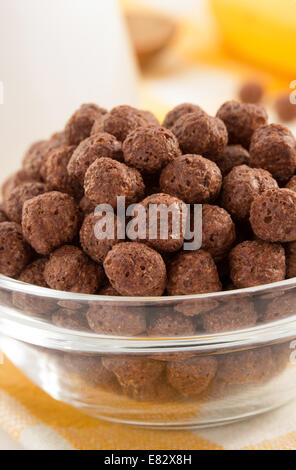 Boules de chocolat dans un bol de céréales Banque D'Images