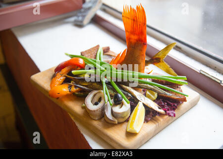 Plateau de poisson assortis au Café 371 à l'intérieur du Marché Central, Riga, Lettonie Banque D'Images