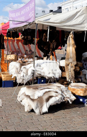 La Finlande, Helsinki, Linnanallas bassin. Le renne, le renard et le vison skins pour vendre sur le marché Banque D'Images