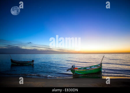 Un fishboat dans naila lagoon sur le coucher du soleil Banque D'Images