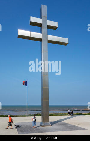 Croix de Lorraine croix à la plage Juno, commémore le retour du Général de Gaulle en France, Courseulles-sur-Mer, Normandie, France Banque D'Images