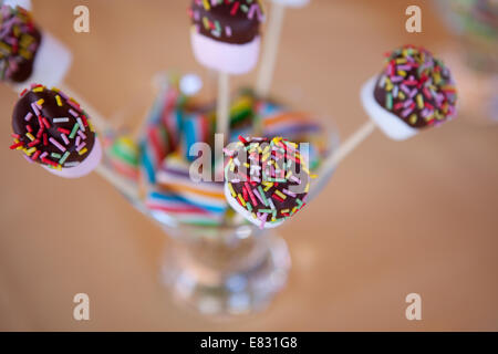 Marshmallow pops avec du chocolat et colorée pour les enfants partie sprinkles Banque D'Images