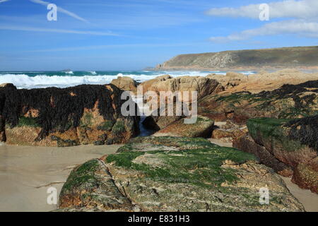 Sennen Cove (Whitesands beach), journée d'automne ensoleillée, vue vers Cape Cornwall, Cornwall, England, UK Banque D'Images