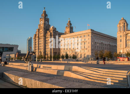 Royal Liver Building (à gauche) et Cunard building, Pier Head, Liverpool, Merseyside, Royaume-Uni Banque D'Images